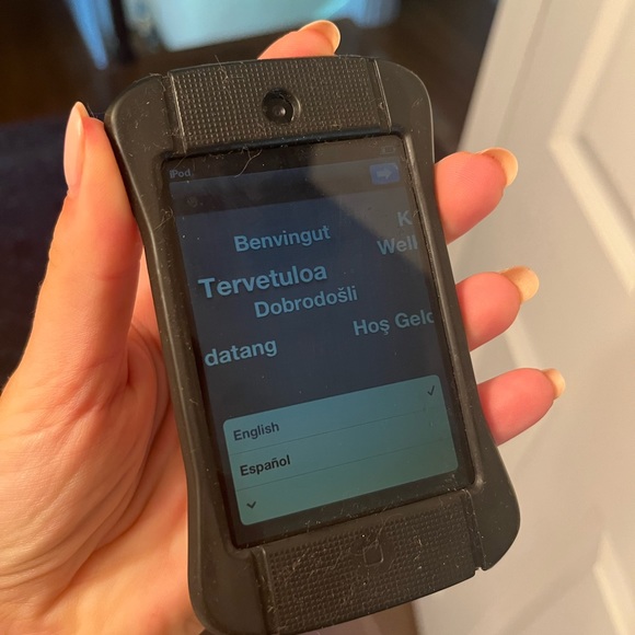 IPod Touch 8GB with Case. I believe 4th generation - Picture 2 of 4